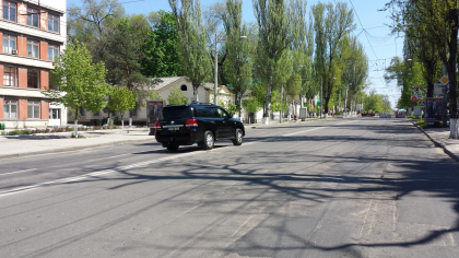 Interzis, dar nu pentru toti: Un politist i-a permis soferului unei masini de lux sa circule pe bulevard, care era blocat. Cum l-a convins oare? Interzis, dar nu pentru toti: Un politist i-a permis soferului unei masini de lux sa circule pe bulevard, care era blocat. Cum l-a convins oare?