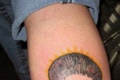 "Am deschis proces. Si-au batut joc". A vrut sa isi faca un tatuaj in memoria mamei. Ce a iesit "Am deschis proces. Si-au batut joc". A vrut sa isi faca un tatuaj in memoria mamei. Ce a iesit
