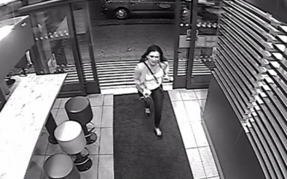 Ipostaza in care a fost filmata o femeie de camera de supraveghere de la McDonald"™s, la 5 dimineata Ipostaza in care a fost filmata o femeie de camera de supraveghere de la McDonald"™s, la 5 dimineata