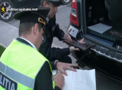 S-a pornit la mall cu un pistol automat in geanta, dar a fost observat de agentii de paza S-a pornit la mall cu un pistol automat in geanta, dar a fost observat de agentii de paza