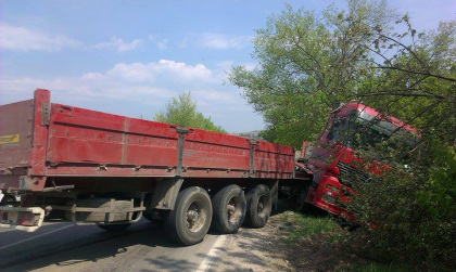FOTO / Accident la Durlesti. Un sofer a ajuns cu camionul in ...tufis FOTO / Accident la Durlesti. Un sofer a ajuns cu camionul in ...tufis