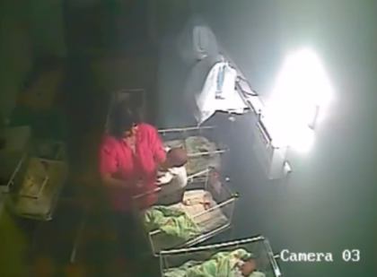 (18+) Caz de-a dreptul socant intr-o maternitate din Sofia. O moasa il bate cu pumnul si il sugruma pe un bebelus de 4 zile - VIDEO (18+) Caz de-a dreptul socant intr-o maternitate din Sofia. O moasa il bate cu pumnul si il sugruma pe un bebelus de 4 zile - VIDEO