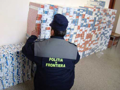 Trei vamesi vor face 5 ani de inchisoare pentru contrabanda cu tigari. In TIR s-au gasit tigari in valoare de 2,3 milioane de lei Trei vamesi vor face 5 ani de inchisoare pentru contrabanda cu tigari. In TIR s-au gasit tigari in valoare de 2,3 milioane de lei