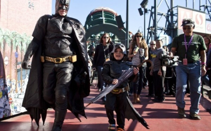 Copilul Batman a salvat San Francisco. Dorinta unui baietel bolnav de leucemie a fost indeplinita Copilul Batman a salvat San Francisco. Dorinta unui baietel bolnav de leucemie a fost indeplinita