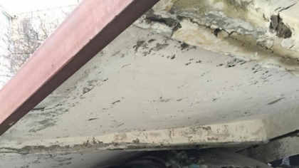 Ghinion pentru doi soferi care si-au lasat masinile la parcarea din curtea unui bloc din capitala: acoperisul din beton a cazut peste ele si le-a distrus complet - GALERIE FOTO Ghinion pentru doi soferi care si-au lasat masinile la parcarea din curtea unui bloc din capitala: acoperisul din beton a cazut peste ele si le-a distrus complet - GALERIE FOTO