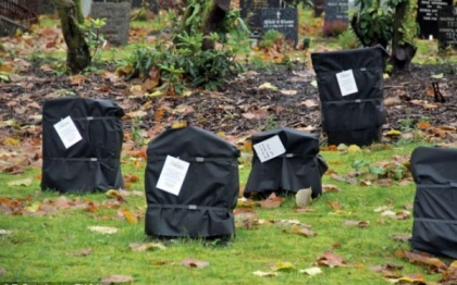 Furie in Norvegia dupa ce mormintele dintr-un cimitir au fost acoperite cu pungi negre Furie in Norvegia dupa ce mormintele dintr-un cimitir au fost acoperite cu pungi negre