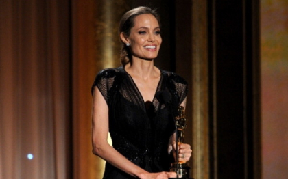 Angelina Jolie a izbucnit in lacrimi pe scena. A fost premiata cu Oscar onorific Angelina Jolie a izbucnit in lacrimi pe scena. A fost premiata cu Oscar onorific