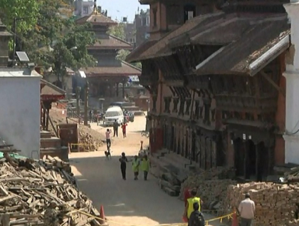Fericire si durere in Nepal. In timp ce doi tineri indragostiti s-au casatorit, iar intr-un alt cuplu a venit pe lume un copil, tara continua sa fie in doliu Fericire si durere in Nepal. In timp ce doi tineri indragostiti s-au casatorit, iar intr-un alt cuplu a venit pe lume un copil, tara continua sa fie in doliu