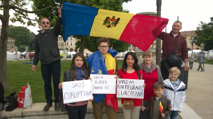 GALERIE FOTO / Moldovenii au protestat si la Padova, cerand demisia Guvernului: " Jos coruptia!", " Vrem banii inapoi!" GALERIE FOTO / Moldovenii au protestat si la Padova, cerand demisia Guvernului: " Jos coruptia!", " Vrem banii inapoi!"