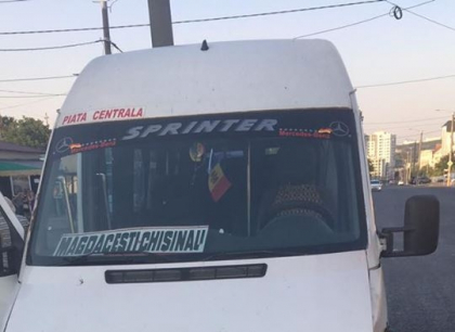 Un microbuz de pe ruta Magdacesti - Chisinau, implicat intr-un accident: s-a ciocnit cu un Nissan pe strada Vasile Alecsandri - GALERIE FOTO