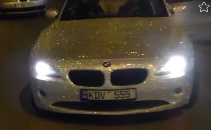 Lux pe strazile capitalei: Un sofer si-a incrustat pe BMW sute de "cristale" - VIDEO Lux pe strazile capitalei: Un sofer si-a incrustat pe BMW sute de "cristale" - VIDEO