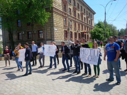 Protest la sediul CNA. Manifestantii cer arestarea lui Shor, Filat si Plahotniuc