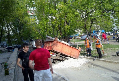 Groapa astupata, dar nu prea! Un camion plin cu pietris a ajuns intr-o groapa, aparent astupata, de pe o strada din capitala - VIDEO Groapa astupata, dar nu prea! Un camion plin cu pietris a ajuns intr-o groapa, aparent astupata, de pe o strada din capitala - VIDEO