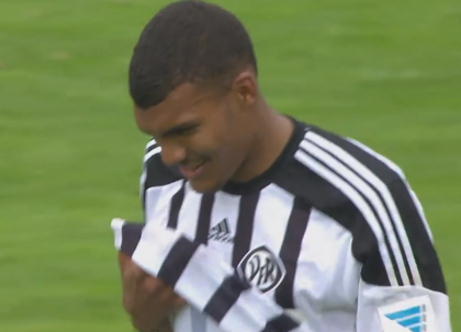 Executie de efect: Un atacant a marcat un gol care l-ar face invidios pe Ronaldo, doar ca nu in poarta adversa - VIDEO Executie de efect: Un atacant a marcat un gol care l-ar face invidios pe Ronaldo, doar ca nu in poarta adversa - VIDEO