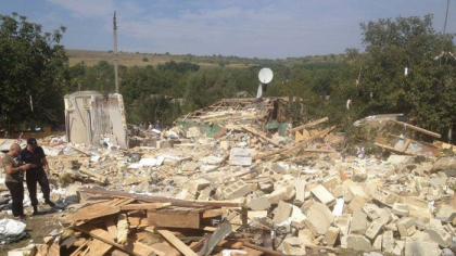 Casa daramata din Hrubna Noua, Falesti, in urma exploziei din aceasta dimineata, s-a facut una cu pamantul: fetita de 4 ani s-a stins dupa ce a cazut un perete peste ea, iar bunica ei, in stare grava la spital - GALERIE FOTO