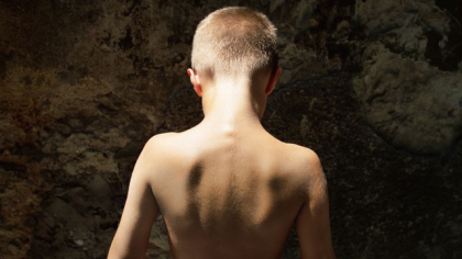 10 ani de inchisoare pentru un elev care a agresat sexual doi micuti de clasa I. Ii astepta dupa ore 10 ani de inchisoare pentru un elev care a agresat sexual doi micuti de clasa I. Ii astepta dupa ore