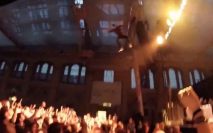 Dezastrul care a urmat dupa ce un rapper a sarit de la 10 metri inaltime, peste fanii lui. VIDEO