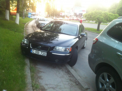 Parchez cum vreau! Inca o masina, surprinsa parcata pe trotuar si blocand circulatia pietonilor - FOTO
