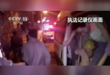 50, intr-o masina! Doi politisti din China, SOCATI dupa ce au oprit o masina obisnuita care circula foarte incet - VIDEO