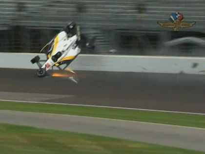 Accident teribil la antrenamentele de Indycar 500. Momentul in care bolidul unui brazilian si-a luat zborul si s-a rasturnat - VIDEO Accident teribil la antrenamentele de Indycar 500. Momentul in care bolidul unui brazilian si-a luat zborul si s-a rasturnat - VIDEO