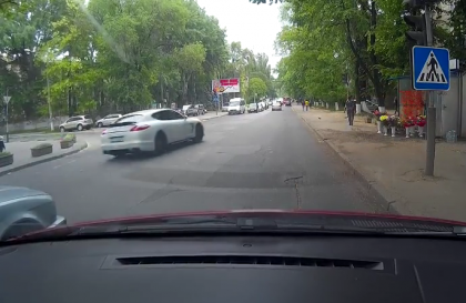 Lui i se poate? Soferul unui Porsche nu se opreste la rosu - VIDEO
