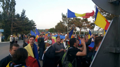 Un grup de protestatari a vrut sa se intalneasca cu unionistul George Simion la vama Leuseni-Albita. Dorin Purice, la fata locului - FOTO Un grup de protestatari a vrut sa se intalneasca cu unionistul George Simion la vama Leuseni-Albita. Dorin Purice, la fata locului - FOTO
