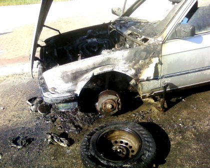 Incendiu la Donduseni: un BMW a ars - FOTO Incendiu la Donduseni: un BMW a ars - FOTO