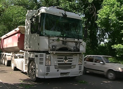 Un sofer din capitala, in stare de soc! Camionul in care se afla, DISTRUS de un copac. Cum s-a intamplat totul - FOTO