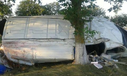 Trei persoane au murit, intr-un accident la Stefan Voda. Mercedesul in care se aflau a luat foc. Soferita microbuzului cu care s-a ciocnit masina, este in coma - FOTO