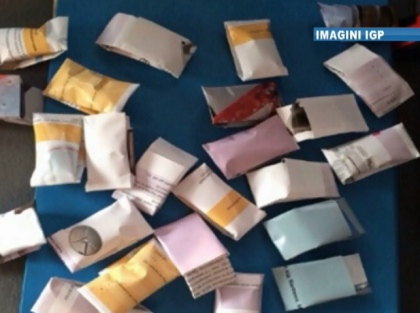 Trei indivizi, RETINUTI in timp de cumparau droguri. Ce au gasit politistii la domiciliul acestora: Risca cate 15 ani de inchisoare