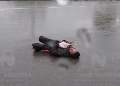 A obosit si s-a odihnit! Un barbat, surprins cum doarme in mijlocul strazii cu frigarui pe piept si berea in mana - VIDEO A obosit si s-a odihnit! Un barbat, surprins cum doarme in mijlocul strazii cu frigarui pe piept si berea in mana - VIDEO
