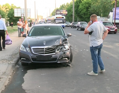 Accident in lant in capitala. 4 masini s-au ciocnit violent: Un Mercedes si un Ford, GRAV avariate - FOTO Accident in lant in capitala. 4 masini s-au ciocnit violent: Un Mercedes si un Ford, GRAV avariate - FOTO