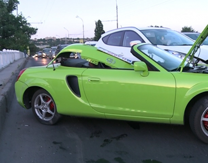 Accident de lux in capitala. O decapotabila a intrat pe contrasens si a lovit in plin un alt autoturism - FOTO