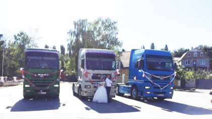 Un mire din Criuleni si-a plimbat mireasa cu... TIR-ul pe strazile din capitala. Cuplul a inlocuit limuzina pentru nunta, cu camionul: au fost infrumusetate chiar trei - GALERIE FOTO