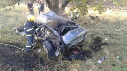 Pompierii au intervenit pentru descarcerarea celor 3 persoane care au ars, azi dimineata, in accidentul de la Stefan Voda. Imagini de la fata locului - FOTO