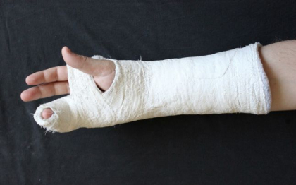 Culmea anunturilor moldovenesti. O fata cauta pe Facebook pe cineva care sa-i puna mana in ghips. "Te pregatesti pentru examene?"