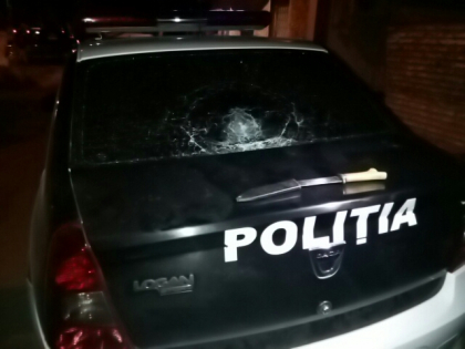 Caz IESIT DIN COMUN la Buiucani. Doi indivizi au atacat un sofer cu cutitul dupa care au spart cu capul parbrizul masinii politiei - FOTO Caz IESIT DIN COMUN la Buiucani. Doi indivizi au atacat un sofer cu cutitul dupa care au spart cu capul parbrizul masinii politiei - FOTO