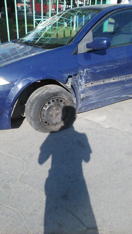 Un BMW si un Renault, implicate intr-un accident la Botanica. Un tanar de pe trotuar s-a ales cu o comotie cerebrala - FOTO Un BMW si un Renault, implicate intr-un accident la Botanica. Un tanar de pe trotuar s-a ales cu o comotie cerebrala - FOTO