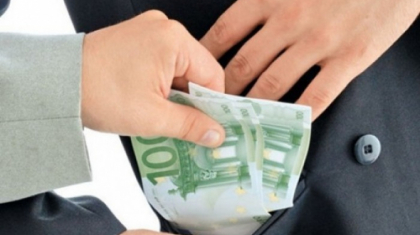 Doi barbati, retinuti pentru trafic de influenta si mita in valoare de peste 12.000 de euro