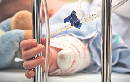 Un copil de doi ani, in stare grava la spital dupa ce a bagat mana in masina de spalat in timp ce aceasta functiona. Cum s-a intamplat totul