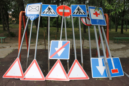 Act reprobabil la Leova: Mai multe indicatoare au fost vandalizate, apoi adunate gramada in parcul din centrul orasului - FOTO Act reprobabil la Leova: Mai multe indicatoare au fost vandalizate, apoi adunate gramada in parcul din centrul orasului - FOTO