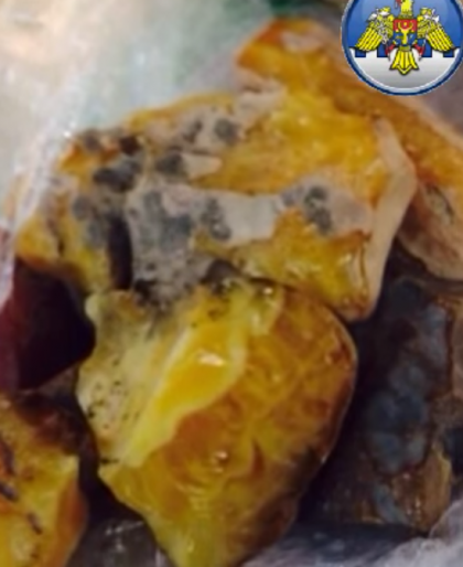 226 kilograme de agat si chihlimbar, in valoare de aproape 7 milioane de lei, confiscate de vamesi - VIDEO 226 kilograme de agat si chihlimbar, in valoare de aproape 7 milioane de lei, confiscate de vamesi - VIDEO