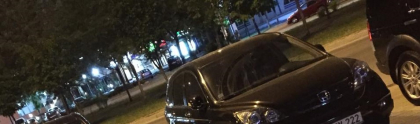 Doua masini ca doua picaturi de apa: Acelasi numar de inmatriculare pentru doua masini de aceeasi marca - FOTO