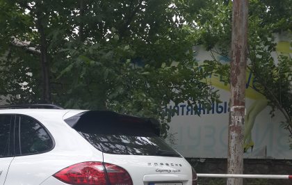 Un Porsche cu numere de inmatriculare cu tenta pornografica, surprins pe strazile Chisinaului - FOTO