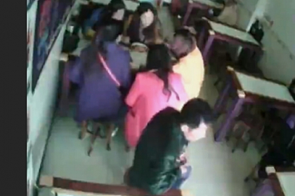 Metoda noua de furt. Cum reuseste un hot sa sustraga un telefon mobil cu doua betisoare. VIDEO