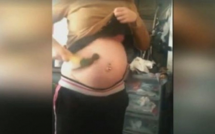 O gravida isi loveste burta cu ciocanul, ca sa dovedeasca cat de "puternic" este bebelusul. VIDEO O gravida isi loveste burta cu ciocanul, ca sa dovedeasca cat de "puternic" este bebelusul. VIDEO