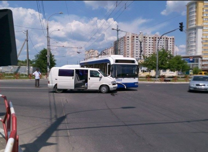 Grav accident in capitala: Un troleibuz s-a ciocnit cu un microbuz: 5 persoane, intre care o minora gravida in aproape 9 luni si un bebelus de 2 luni, la spital: "Fata a fugit din spital" - FOTO Grav accident in capitala: Un troleibuz s-a ciocnit cu un microbuz: 5 persoane, intre care o minora gravida in aproape 9 luni si un bebelus de 2 luni, la spital: "Fata a fugit din spital" - FOTO