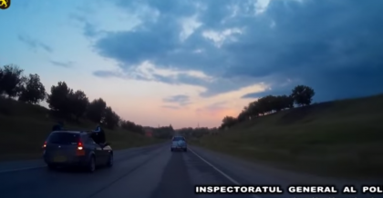 TERIBILISM la drumul mare pentru cativa tineri:  Un act de "bravada" a pasagerilor, insotit de o depasire pe muchie de cutit a soferului - VIDEO