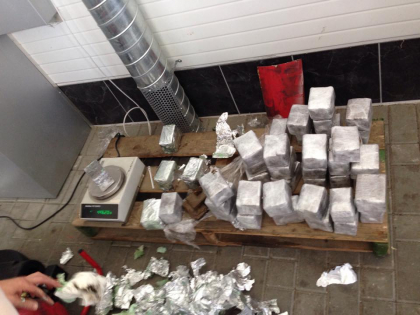 Captura impresionanta de droguri la vama Leuseni: Vamesii au descoperit in jur de 22 kg. de opium intr-un autocar care venea din Portugalia - FOTO Captura impresionanta de droguri la vama Leuseni: Vamesii au descoperit in jur de 22 kg. de opium intr-un autocar care venea din Portugalia - FOTO