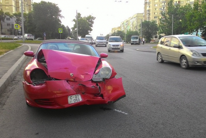 Accident "scump" in capitala. Un Porsche, DISTRUS dupa ce s-a ciocnit cu o alta masina - FOTO